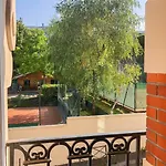 Appartamento Bright & Cozy With Balcony