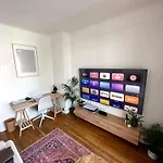 Bright & Cozy With Balcony Parigi