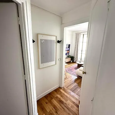 Bright & Cozy With Balcony Apartment Paris