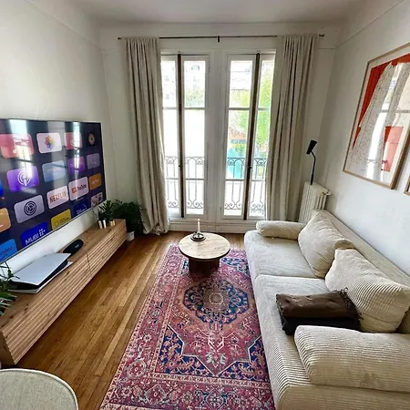 Bright & Cozy With Balcony Apartment Paris